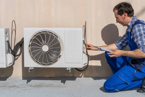 Uomo Che Riscaldamento Ventilazione Ispezione Del Condizionamento Aria — Foto Stock