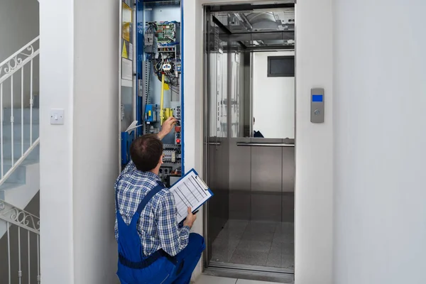 Технический Ремонтный Пульт Сломанного Лифта — стоковое фото