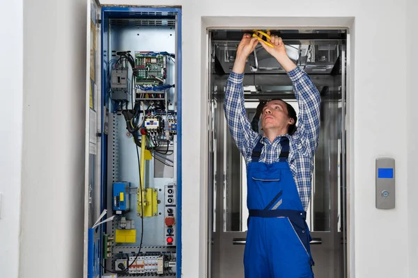 Panel Control Reparación Técnico Del Elevador Roto — Foto de Stock