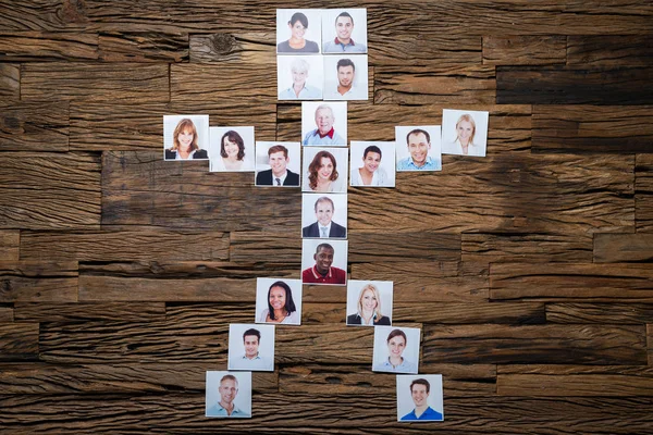 Persönlichkeits Ikone Aus Menschenfotos Auf Dem Holztisch — Stockfoto