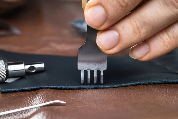 Een Schoenmaker Die Met Leer Werkt Lederen Handwerktuigen — Stockfoto