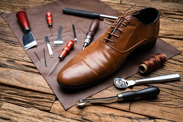 Ayakkabıcı Aletleri Masadaki Tamamlanmış Ayakkabı — Stok fotoğraf