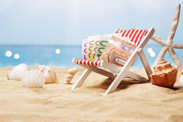 Euro Bankovky Miniaturní Palubě Židle Pláži — Stock fotografie