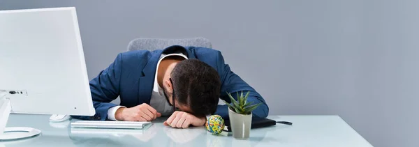 Фото Утомленного Бизнесмена Спящего Офисе — стоковое фото
