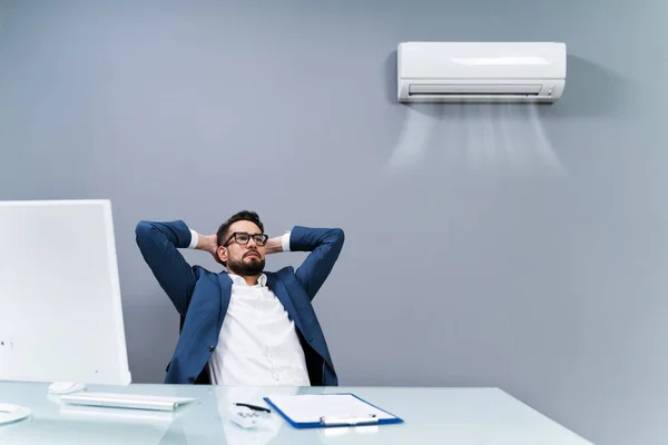 Empresario Relajado Disfrutando Del Enfriamiento Del Aire Acondicionado Oficina —  Fotos de Stock