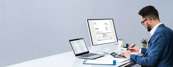 Buchhalter Der Schreibtisch Rechnungen Computer Ausstellt — Stockfoto