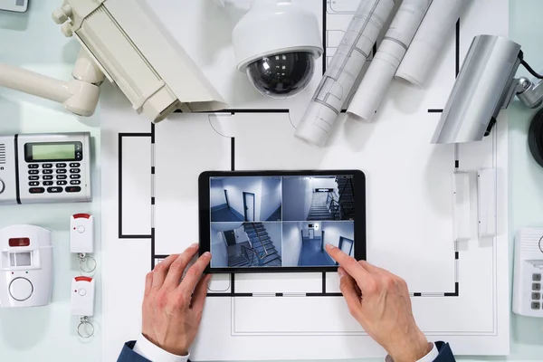 디지털 태블릿으로 스마트 하우스를 관찰하는 — 스톡 사진
