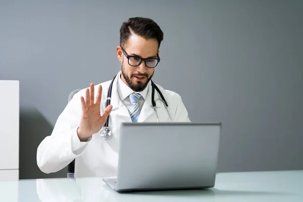 Doctor Teniendo Video Conferencia Ordenador Portátil Con Colegas — Foto de Stock