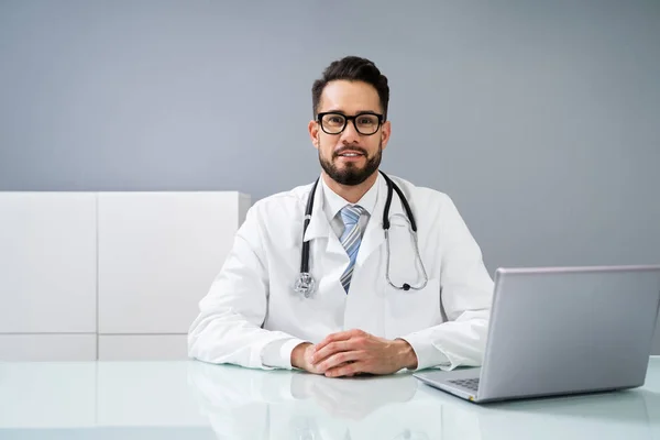 Médico Masculino Usando Laptop Mesa Clínica — Fotografia de Stock