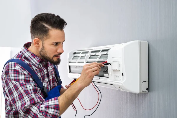 Retrato Condicionador Teste Técnico Masculino Meio Adulto Com Multímetro Digital — Fotografia de Stock