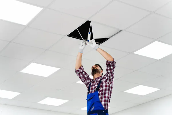 Retrato Comprimento Total Eletricista Escada Instala Iluminação Para Teto Escritório — Fotografia de Stock