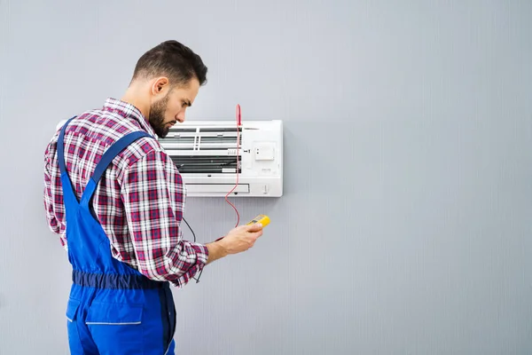 Portrait Technicien Masculin Adulte Testant Climatiseur Avec Multimètre Numérique — Photo