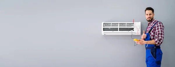 Happy Man Technicus Gesturing Duim Omhoog Buurt Van Airconditioning — Stockfoto