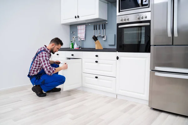 Jeune Bricoleur Fixant Porte Évier Dans Cuisine — Photo