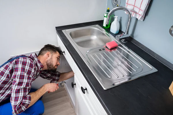 Male Plumber Overall Fixing Sink Pipe — Stock Photo, Image