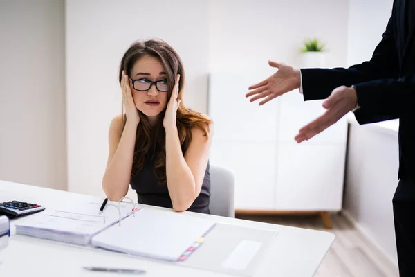 Jefe Gritándole Una Empleada Sentada Escritorio Oficina — Foto de Stock