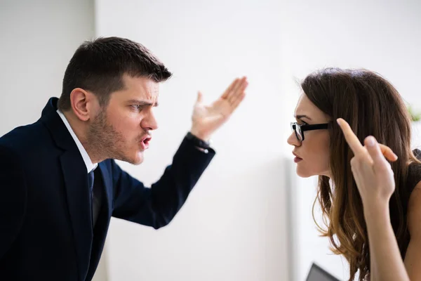 Vista Laterale Degli Uomini Affari Che Litigano Alla Scrivania Ufficio — Foto Stock