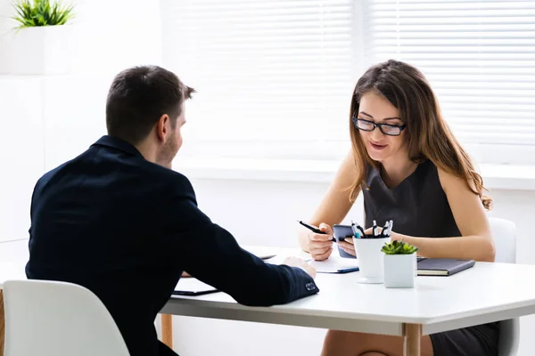 Felice Giovane Donna Affari Intervistando Candidato Maschio Alla Scrivania Ufficio — Foto Stock