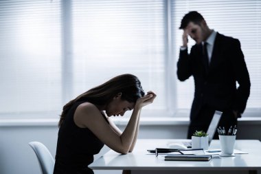 Mutsuz iş adamları iş karşılaşma içinde oturan ekip