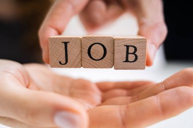 İşadamı Adaylara İş Metni Veren Ahşap Blok Veriyor