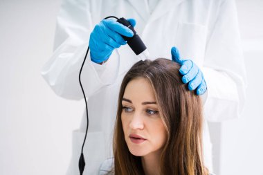 Saç Düşme Tedavisi Için Trichoscope Kullanarak Dermatolog Close-up Kliniği