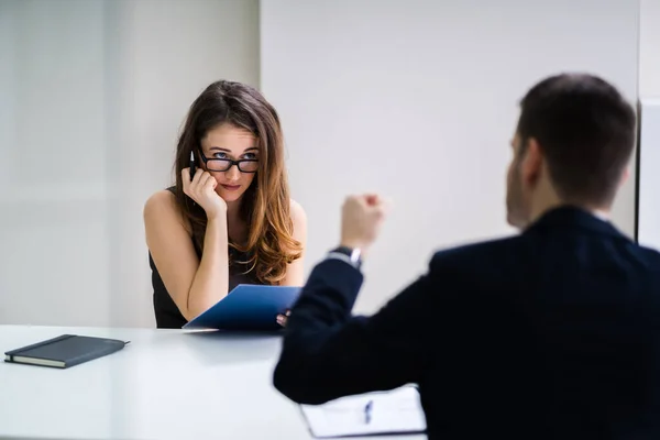 Jefe Con Portapapeles Culpando Empleada Femenina Por Malos Resultados — Foto de Stock