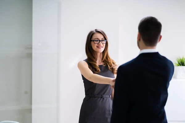 Jeune Femme Affaires Souriante Serrant Main Son Partenaire Bureau — Photo