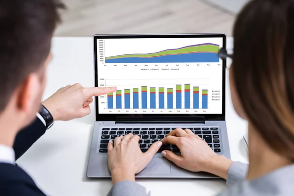 Dois Empresários Analisando Gráfico Financeiro Laptop — Fotografia de Stock