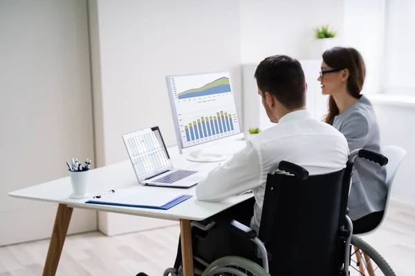 Dos Jóvenes Empresarios Que Trabajan Ordenador Portátil Lugar Trabajo — Foto de Stock