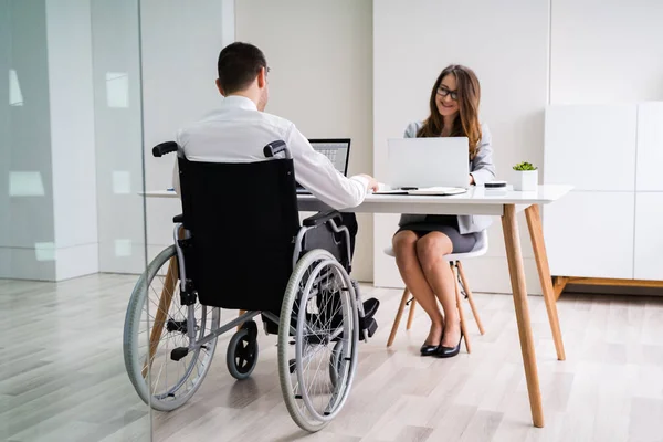 Dos Jóvenes Empresarios Que Trabajan Ordenador Portátil Lugar Trabajo — Foto de Stock