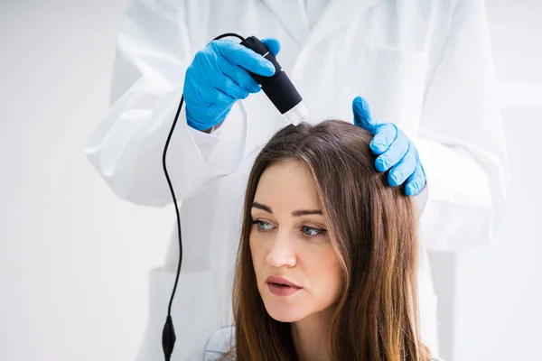 Close Dermatologist Using Trichoscope Hair Fall Treatment His Clinic — Stock Photo, Image