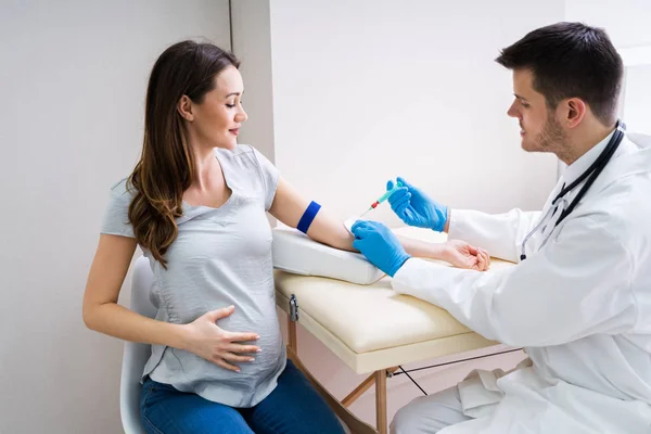 Primer Plano Del Médico Inyectando Mujer Embarazada Paciente Con Jeringa — Foto de Stock