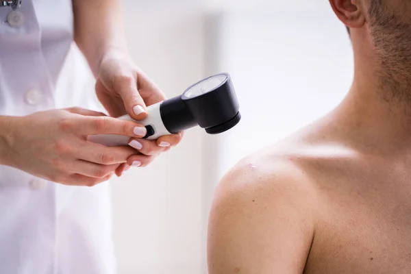Close Person Hands Examining Acne Skin Man Dermatoscope — Stock Photo, Image
