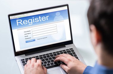 İşadamı el laptop online kayıt formu doldurma