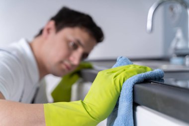 Kirli Mutfak Atölyesi Önlük Giyen Genç Temizlikçi 