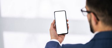 Hareket eden telefon ile boş ekran masa başında Holding kişi eller Close-Up