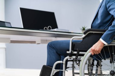 Office tekerlekli sandalye üzerinde oturan işadamı Close-Up