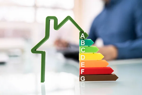 Bijgesneden Afbeelding Van Zakenman Berekening Van Energie Efficiëntie Percentage Office — Stockfoto