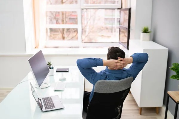 Entspannter Junger Geschäftsmann Entspannt Auf Stuhl Hinter Schreibtisch Büro — Stockfoto