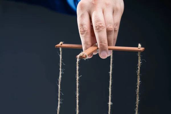 Close Van Een Ondernemer Hand Manipuleren Marionet Met String — Stockfoto