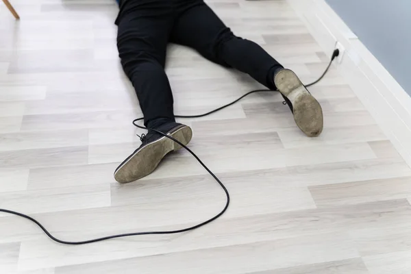 Una Vista Elevada Del Hombre Tropezando Con Cable Eléctrico —  Fotos de Stock