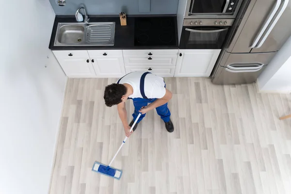 Mann Putzt Fußboden Mit Mopp Küche Hause — Stockfoto