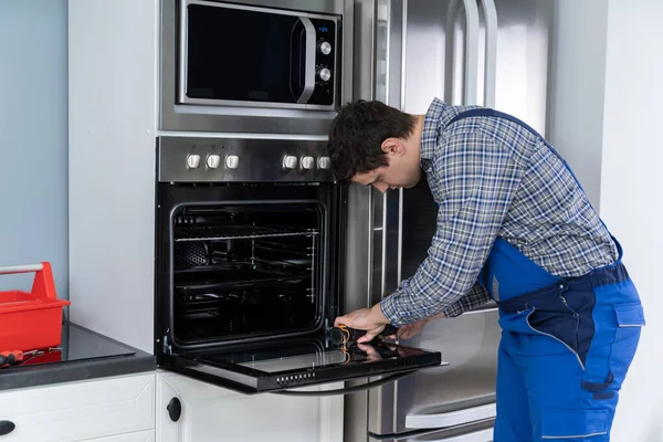 Male Technician Overall Installing Oven Kitchen — Stock Photo, Image