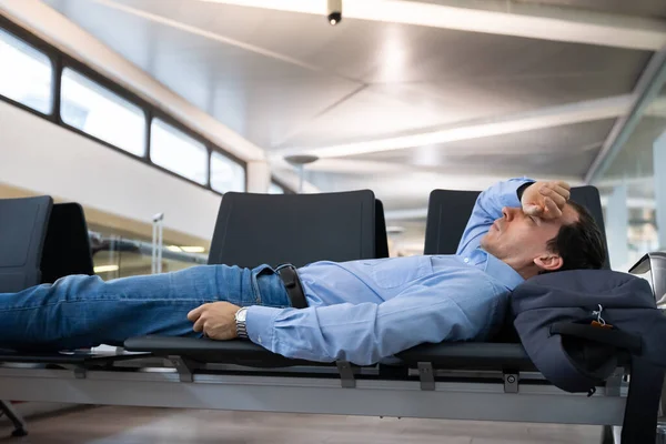 Verspäteter Flug Mann Schläft Flughafen Terminal — Stockfoto