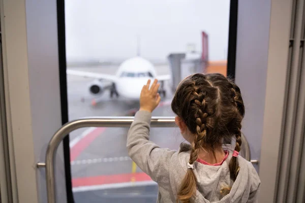 Meisje Zwaaien Vliegtuig Voor Het Instappen Voor Gezinsvakantie — Stockfoto