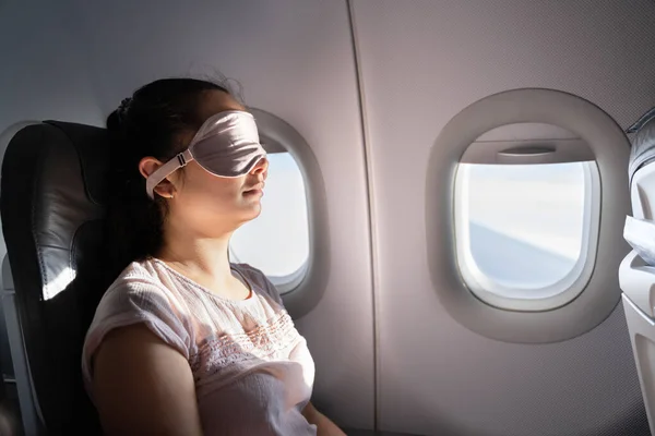 Mladá Žena Spí Spánkovou Maskou Letadle — Stock fotografie