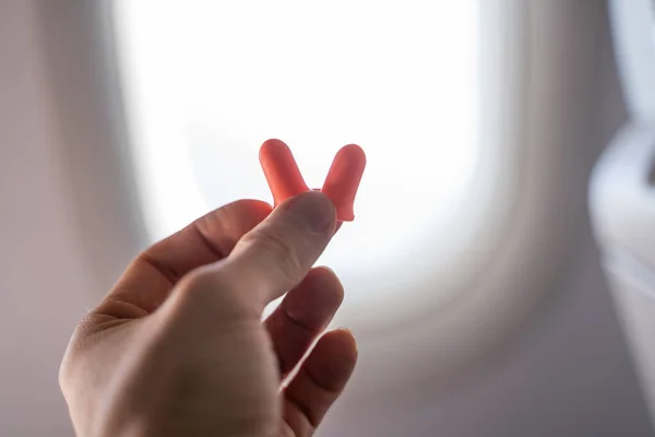 Hand Holding Twee Oordoppen Vliegtuig Cabine — Stockfoto