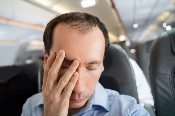 Jovem Sofrendo Doença Aérea Avião — Fotografia de Stock