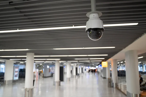 Biztonsági Kamera Mennyezeten Repülőtéri Terminálon — Stock Fotó