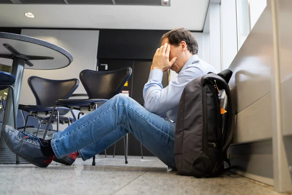 Retraso Vuelo Cancelación Hombre Molesto Aeropuerto —  Fotos de Stock